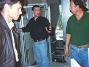 Проверка работы систем жизнеобеспечения -UPS должно работать лучше, чем часы. Слева-направо: Сергей Коваленко(ЦРОС), Масимо Бальцами и Дарио Пендеца (фирма STC). 1995г.
