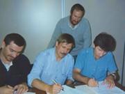 Первые акты. Слева-направо: Масимо Бальцами (фирма STC), Владимир Семенов (ЦРОС), Владимир Мягков и Геннадий Зазуля (Новосибирск). 1995г.